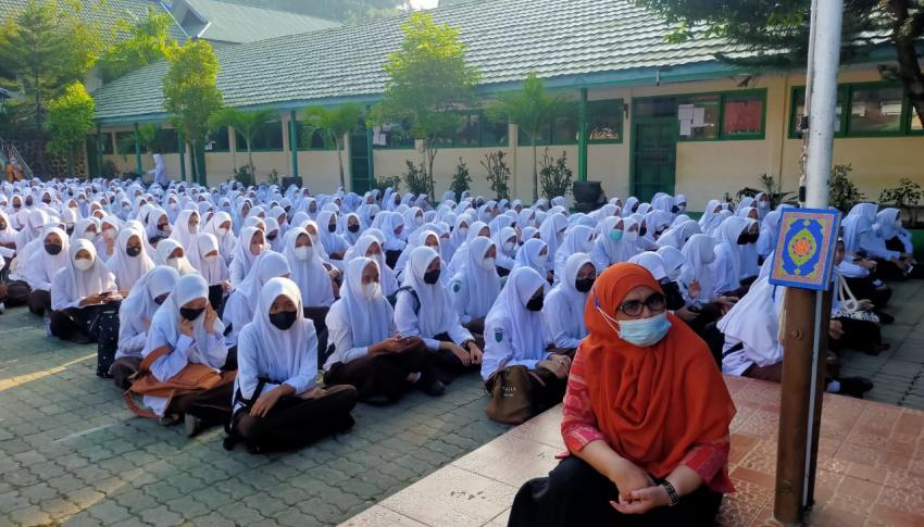 Mendengarkan pengarahan oleh Guru agama